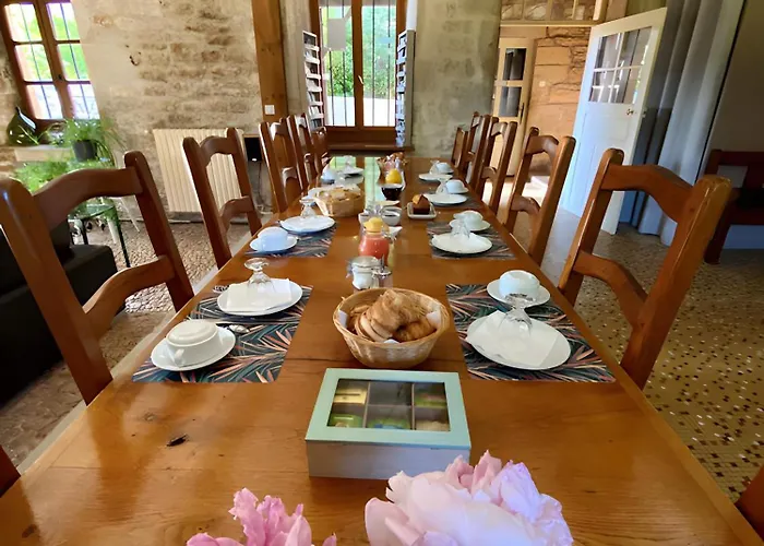 לינה וארוחת בוקר Domaine Du Terrou 3*