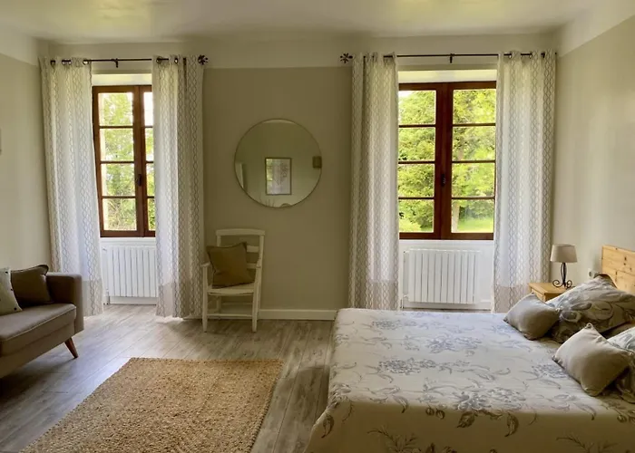 לינה וארוחת בוקר Domaine Du Terrou 3*